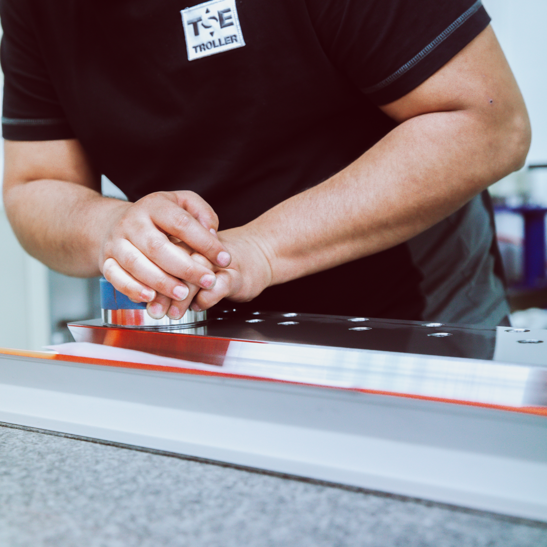 Handwerk mit Gefühl Zwei Hände bearbeiten eine Düse auf einer präzisen Maschine.